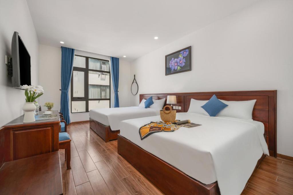 Giường trong phòng chung tại Sea Near Me Hotel Danang